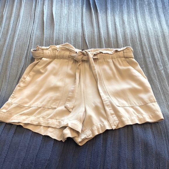 Dynamite Medium beige loose shorts - Picture 3 of 5